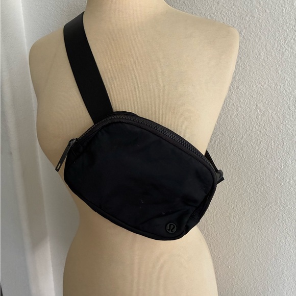 Lululemon Everywhere Belt Bag - Picture 2 of 10